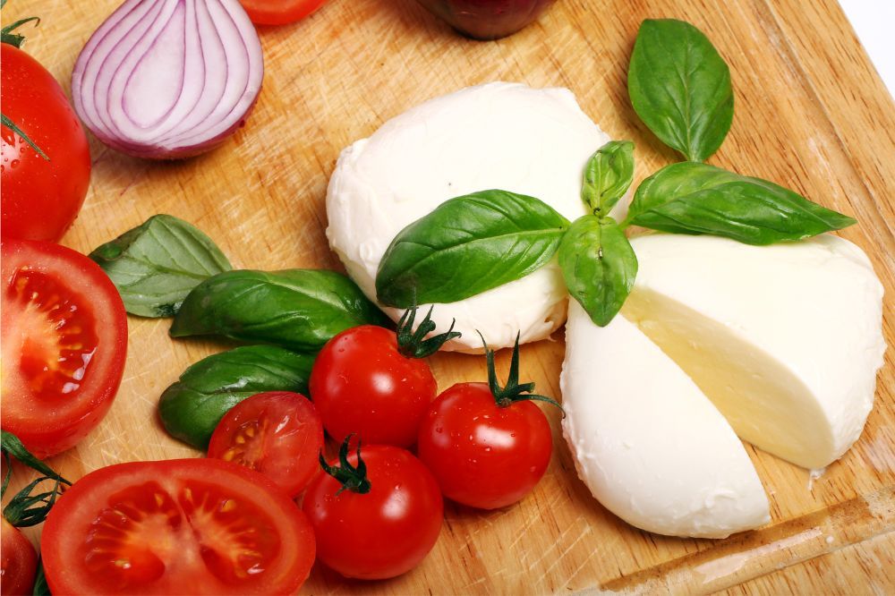 Cosa fare se il tuo cane ha mangiato troppa mozzarella