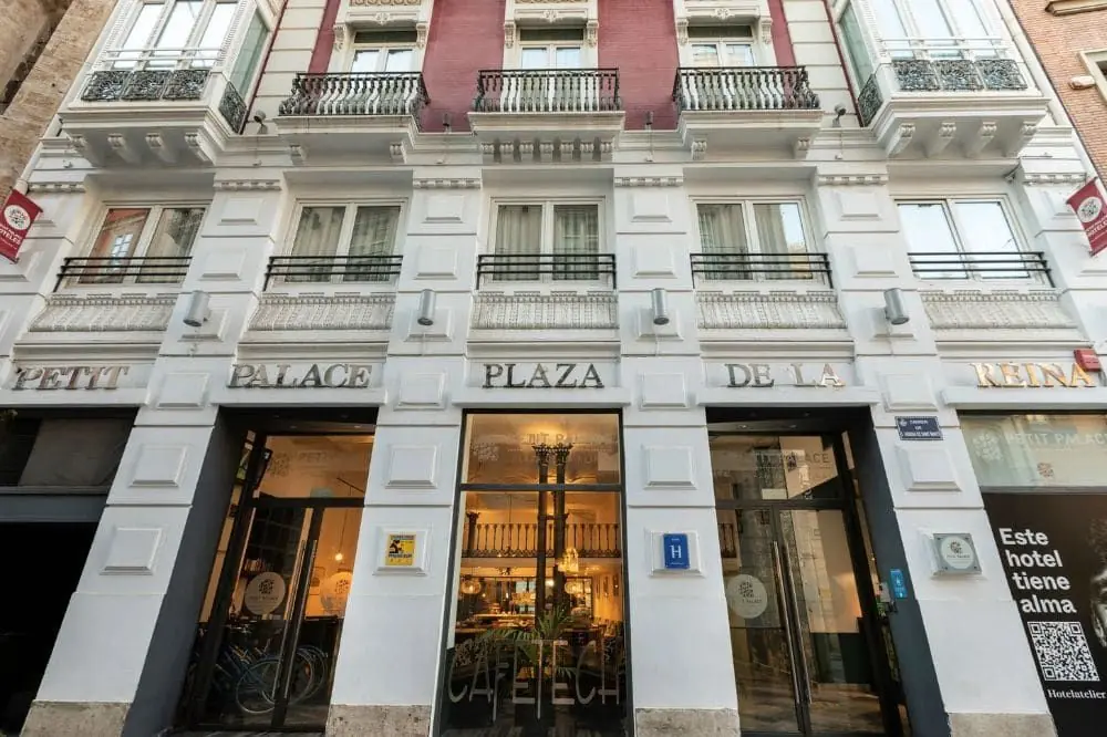 Petit Palace de la Reina