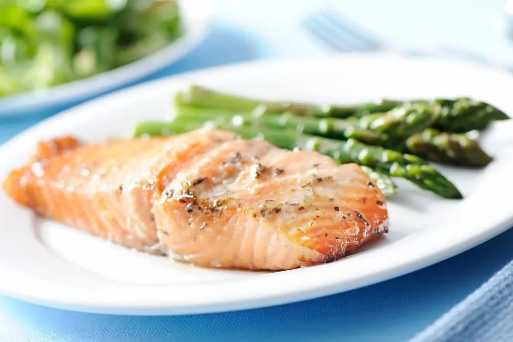 Receta de verano para perros: Salmón a la parrilla con espárragos