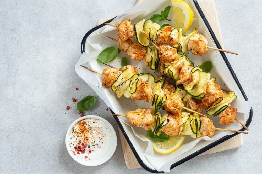 Receta de verano para perros: brochetas de pollo y calabacín